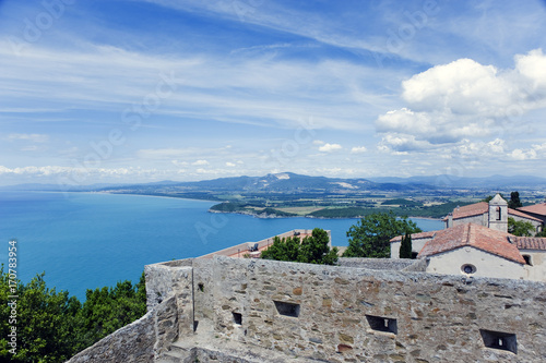 Blick vom Torre di Populonia auf die Burg und den Golf von Baratti  Populonia  Region Toskana  Provinz Livorno  Italien