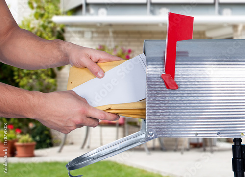 Canvas-taulu Man opening his mailbox to remove mail