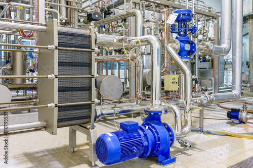 Obraz na płótnie metalic plate in heat exchange machine and pump in the food industrial plant w salonie