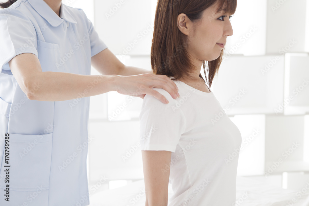 Women who have a shoulder massage Women who have a shoulder massage