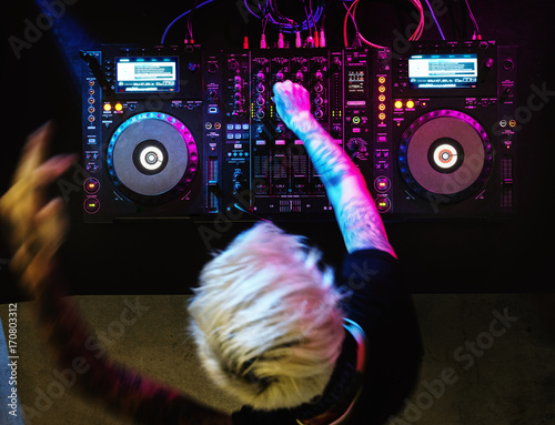 Cuadro en lienzo Caucasian DJ with tattoo is on a station
