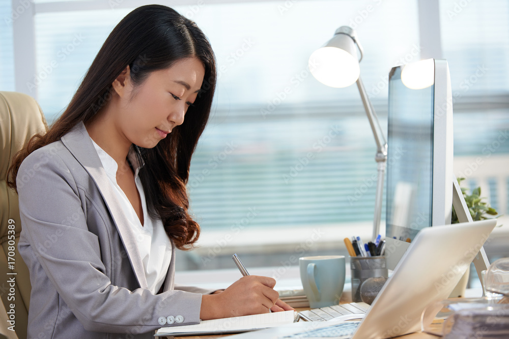 Bsuiness woman working with documents Bsuiness woman working with documents