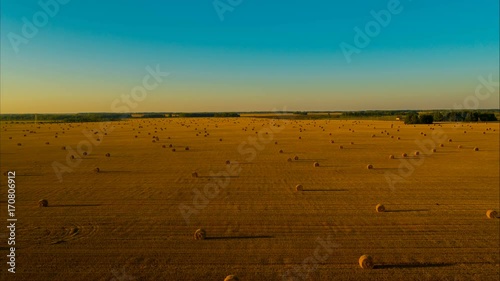 Полет над полем после покоса