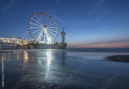 Ein Karussel auf einem Pier in Scheveningen in Den Haag