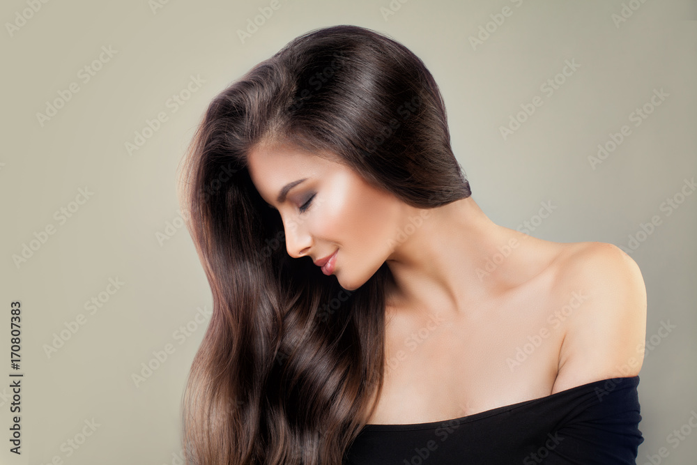 Fototapeta Ładny model kobiety z lśniącą fryzurę i makijaż, salon piękności lub tło sklep fryzjerski. Ładna mody dziewczyna z długim zdrowym włosy