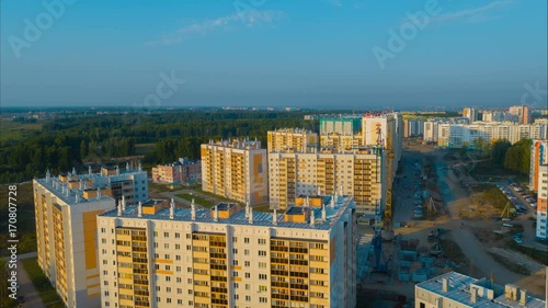 Полет над вечерним микрорайоном города