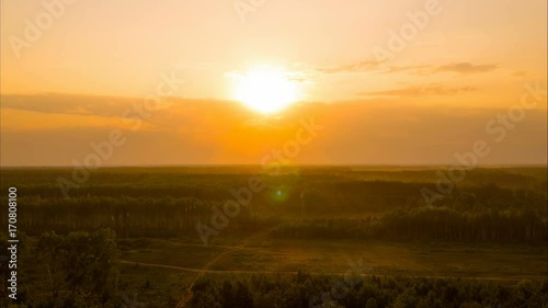 Полет в сторону заката за городом