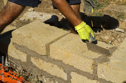 Fotografie, Obraz bricklayer building a new wall