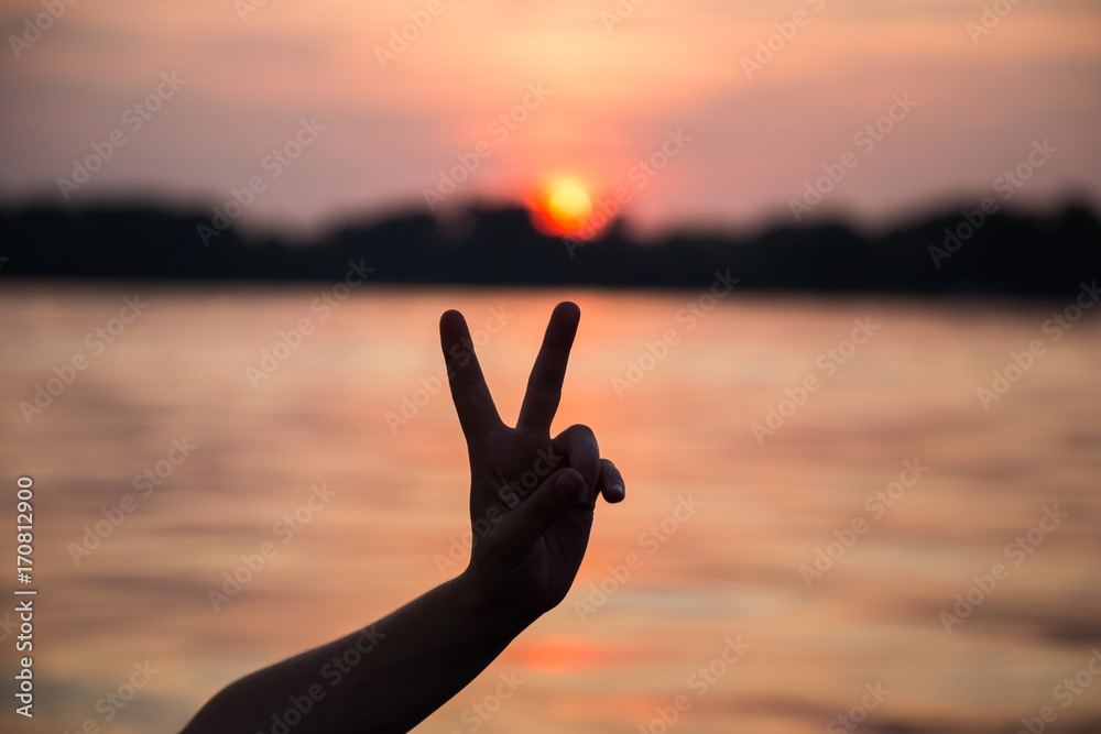 Peace Zeichen im Sonnenuntergang am Meer