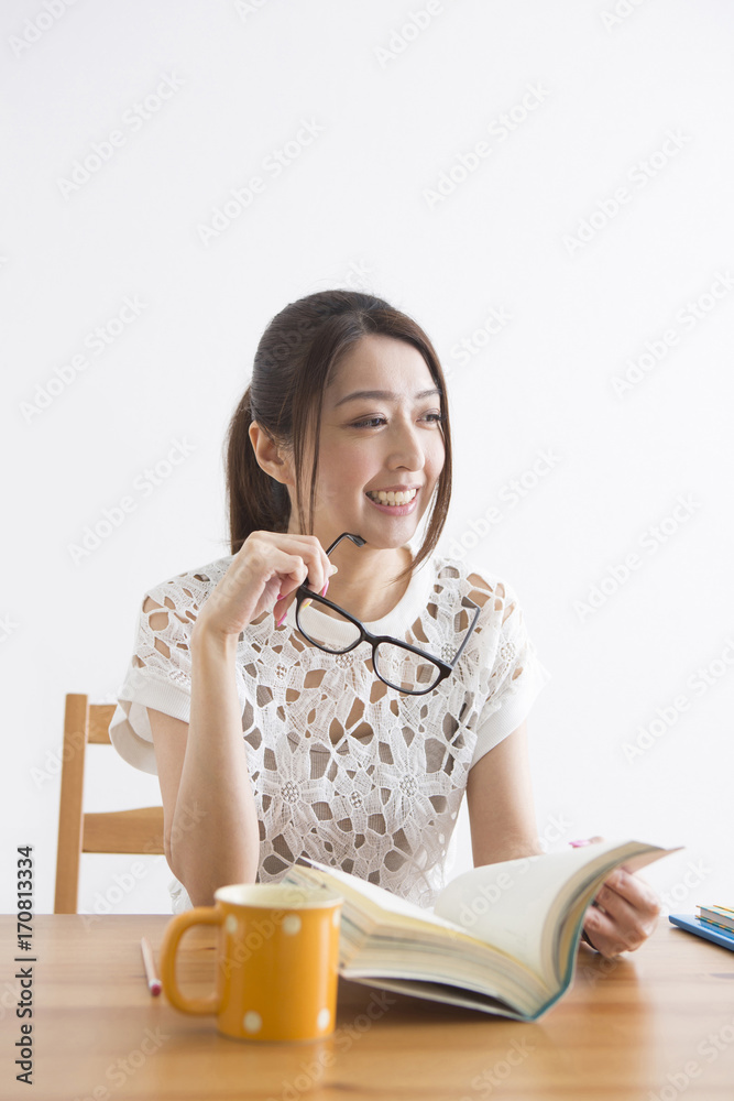 勉強をする女性 勉強をする女性