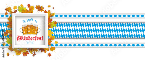 Oktoberfest Headliner mit Bierkrügen, Herbstlaub und Bändern