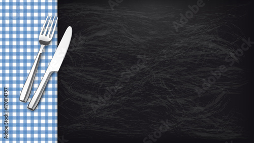 Schiefertafel mit blaukarierten Tischdecke, Messer und Gabel
