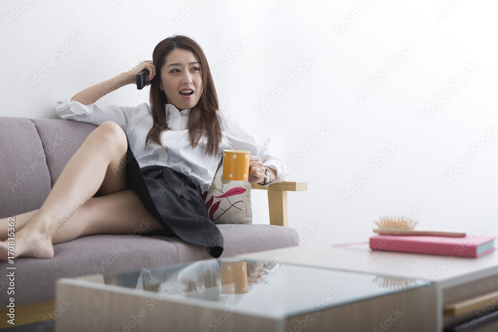テレビを見る女性 テレビを見る女性