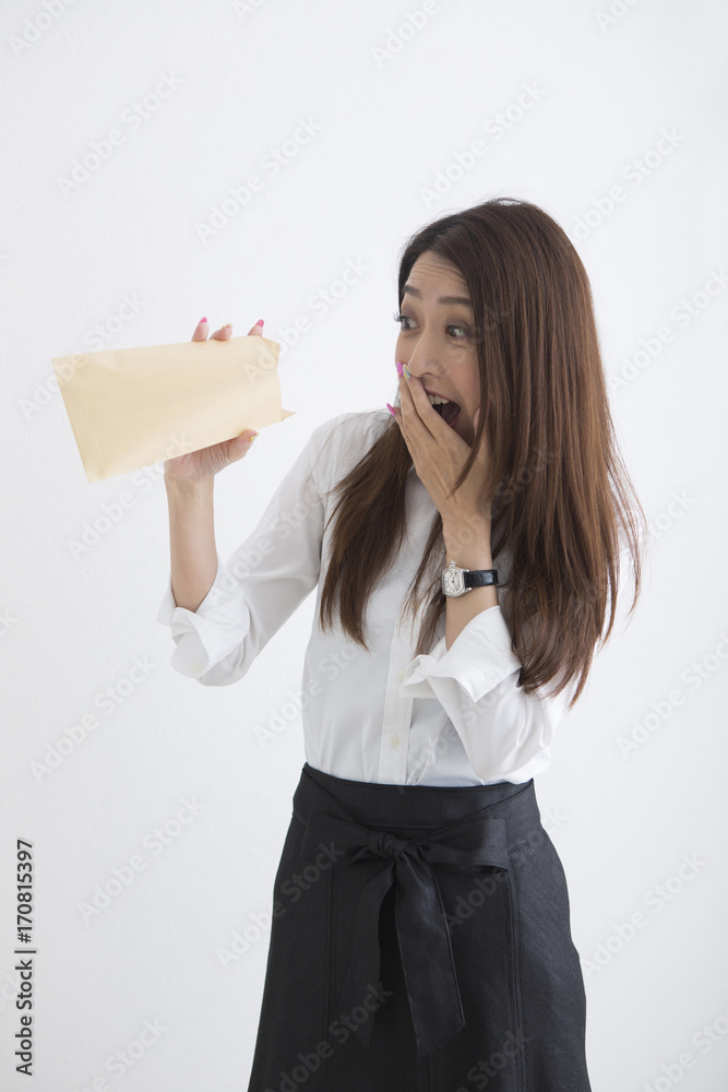 お給料をもらった女性 お給料をもらった女性