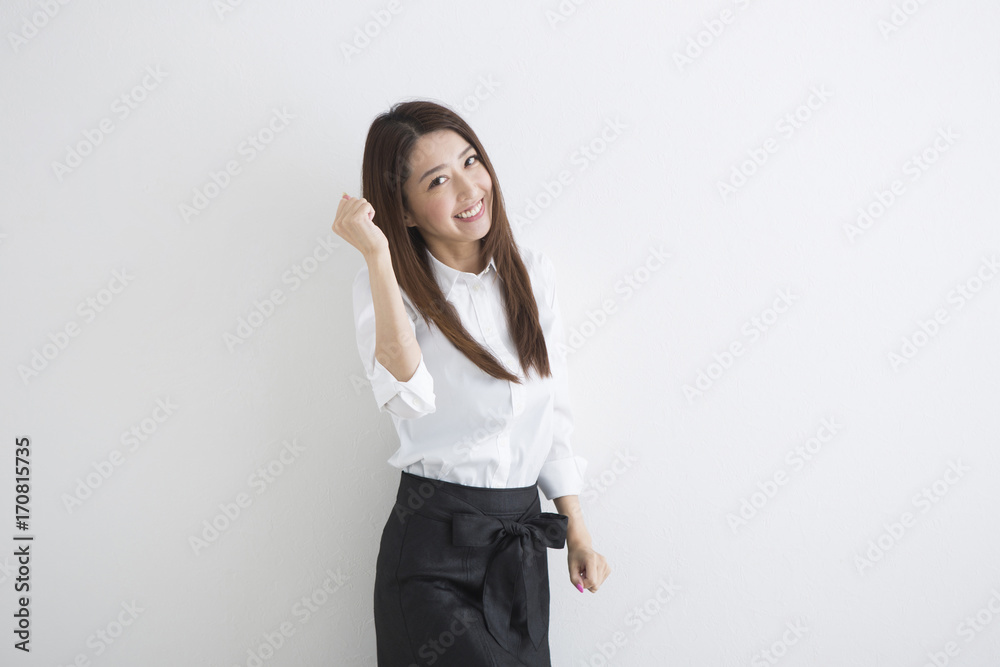 楽しいポーズをする女性