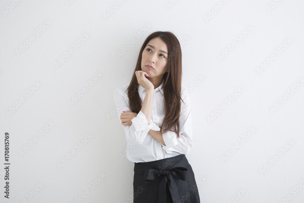 考え事をする女性 考え事をする女性
