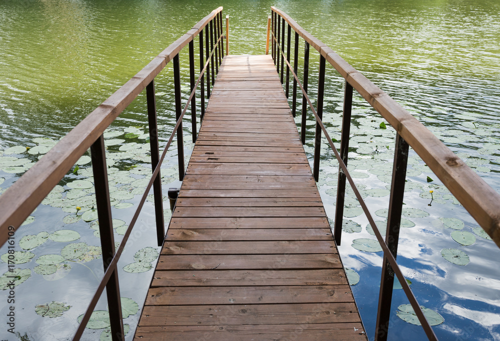 Obraz premium wooden gangway on the lake