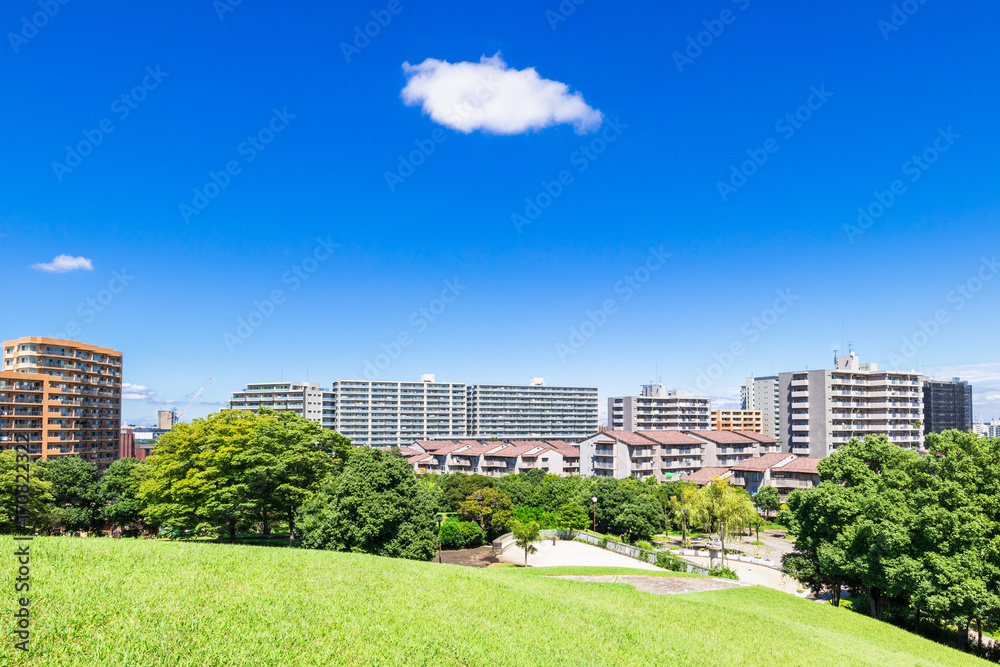 青空が広がる住宅街