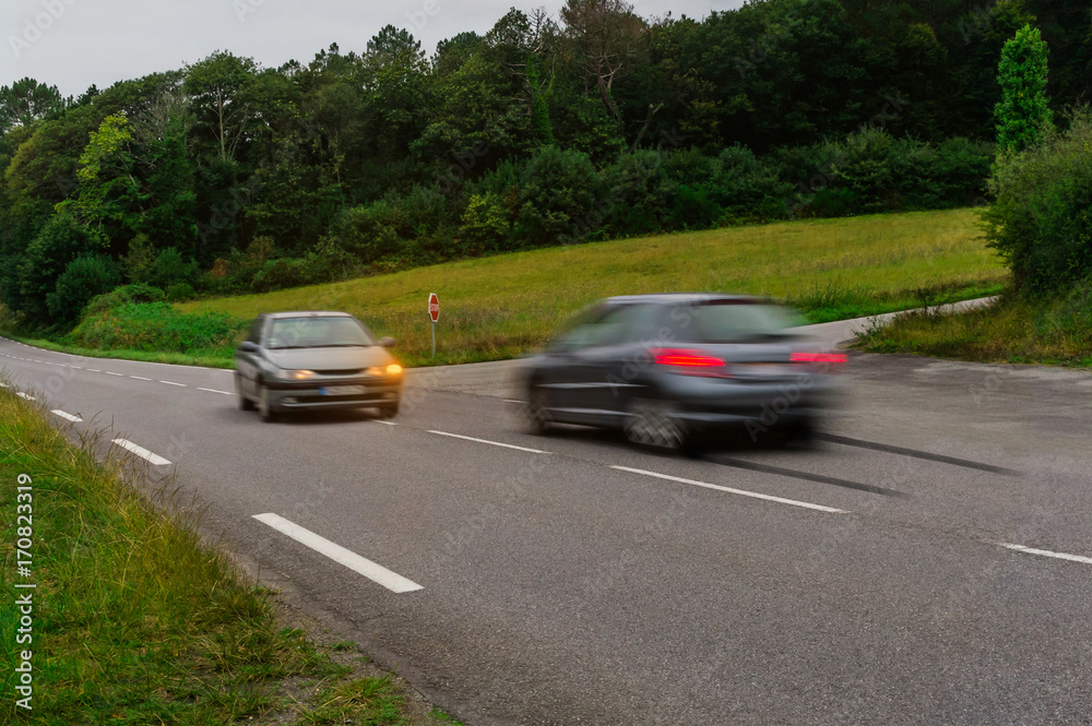 Linksabbieger überfährt Stoppschild und entgegenkommendes Auto macht Notbremsung - Turn left overrides stop sign and oncoming car makes emergency braking Linksabbieger überfährt Stoppschild und entgegenkommendes Auto macht Notbremsung - Turn left overrides stop sign and oncoming car makes emergency braking