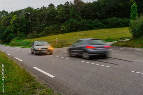 Linksabbieger überfährt Stoppschild und entgegenkommendes Auto macht Notbremsung - Turn left overrides stop sign and oncoming car makes emergency braking