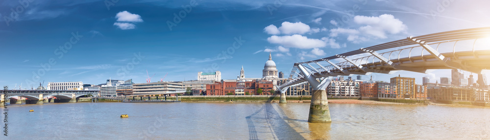 Fototapeta premium London, panorama of St. Paul's cathedral and Millenium bridge