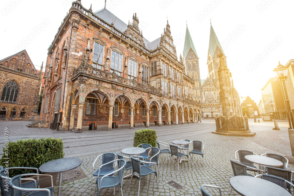 View on the Market square with city hall and Saint Peter cathedral during the morning light in Bremen city, Germany - obrazy, fototapety, plakaty 