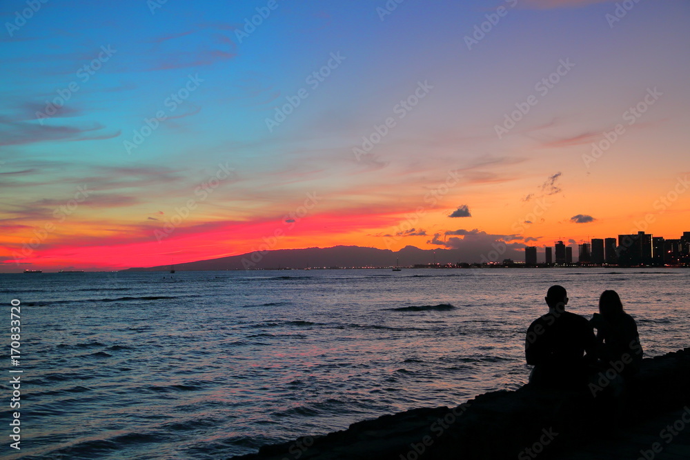 ハワイの夕焼けとカップル