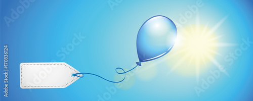 blauer luftballon mit zettel fliegt im sonnenschein