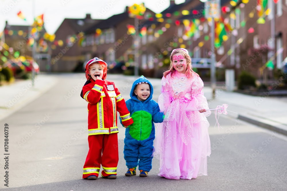 Fototapeta premium Kids on Halloween trick or treat.