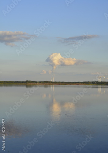 Gräbendorfer See und Rauchwolke in der Lausitz