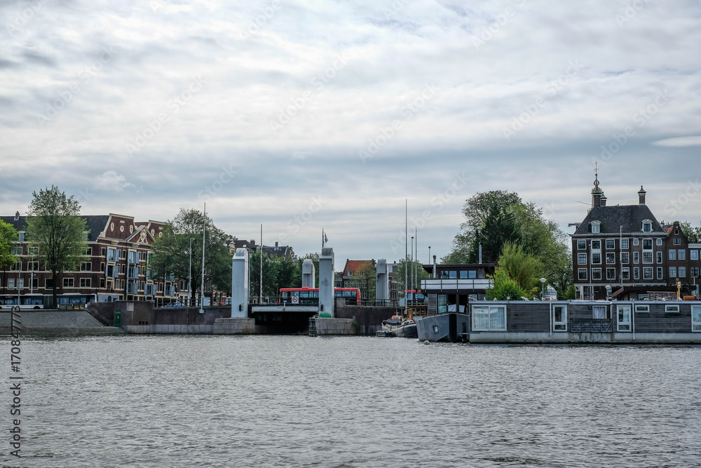 Naklejka premium Brücken Grachten und Schiffe in Amsterdam