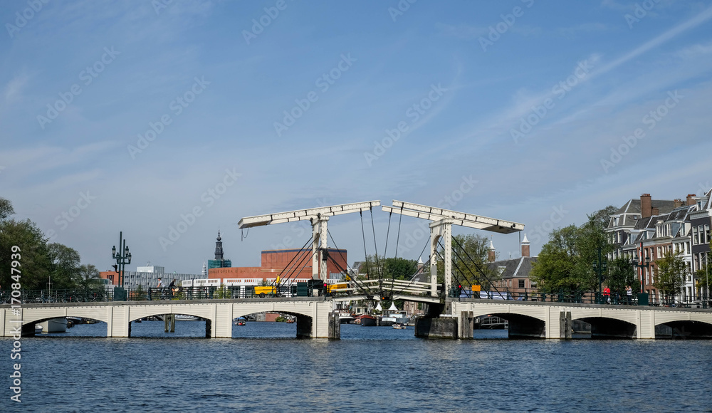 Brücken Grachten und Schiffe in Amsterdam