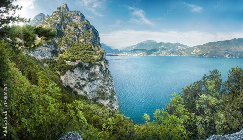 Blick auf den Gardasee (Lago di Garda) im Sommer