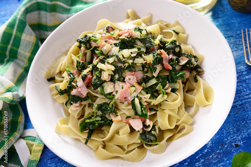 Tagiatelle pasta with spinach and ham photo