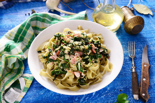 Tagiatelle pasta with spinach and ham