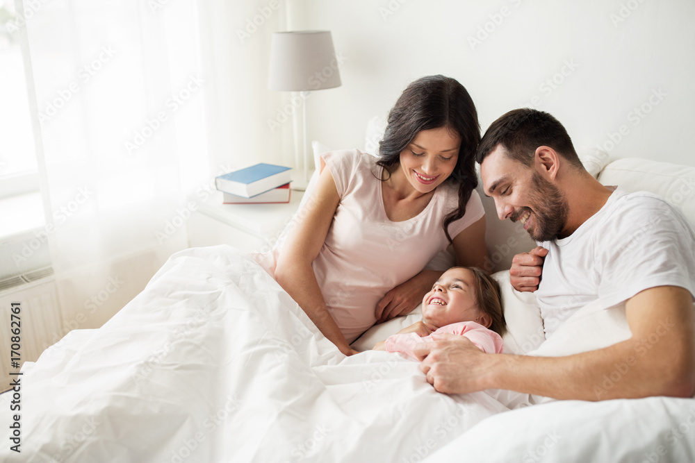 Obraz premium happy family in bed at home