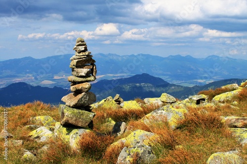 turm aus steinen am gipfel eines berges in der niederen tatra in der slowakei/wunderbarer blick in die gebirgige umgebung/meditation in der natur, balance finden photo