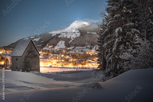 Canvas Print Kitzbühel (Tirol) im Winter bei Nacht