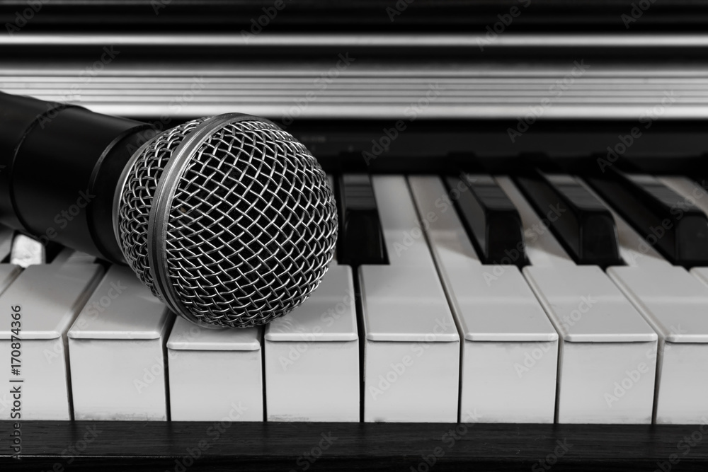 Naklejka premium Microphone on the keys of the electronic piano