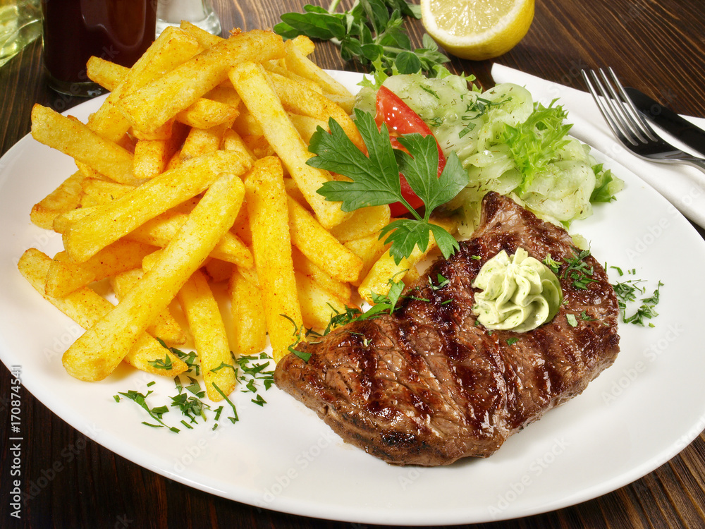Hüftsteak vom Rind mit Pommes Frites und Kräuterbutter Stock-Foto ...
