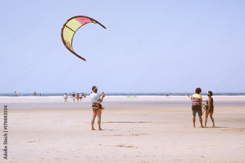 Obraz premium surfing on the parachute developed on the coasts of oceans and seas.