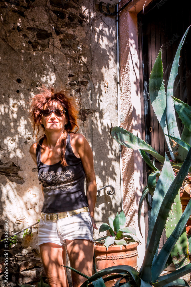 Femme au milieu des plantes à Collioure