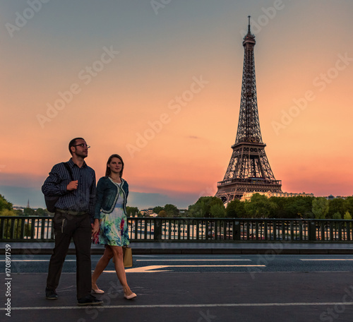 Young Couple in Paris © Provisualstock.com