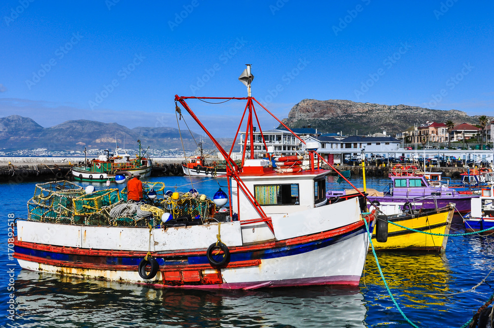 Fischerboote im Hafen von Kalk Bay; Kap-Halbinsel; Kapstadt; Südafrika