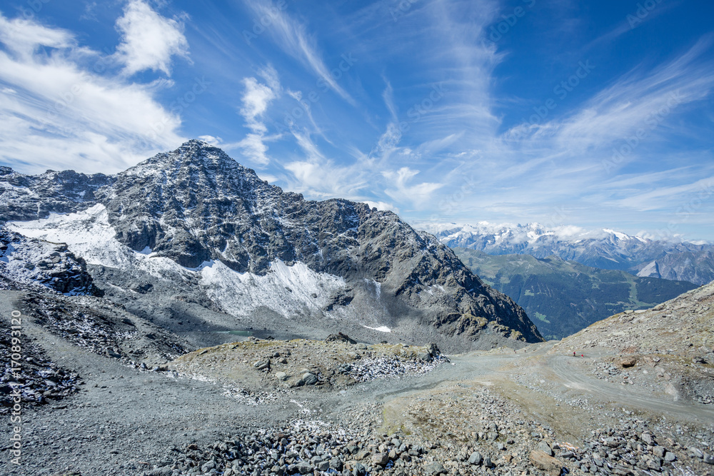 Obraz premium un chemin de montagne en haute altitude