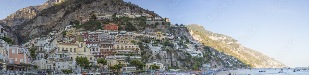 Vista panoramica del borgo di Positano, famosa località turistica e balneare in costiera Amalfitana. Il paese è costruito a picco sul mare con la mantagna dietro. Le case sono colorate.