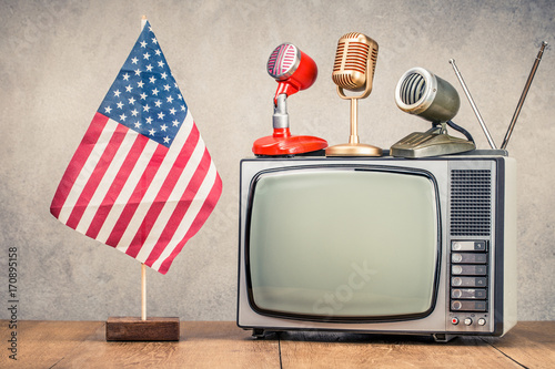 Valokuva USA flag, retro old microphone and TV set front concrete wall background