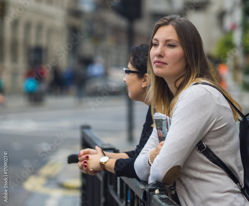 Relaxing in the city of London - two girls on sightseeing