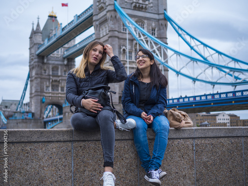 Photography Two girls on a city trip to London - relax at the Tower Bridge