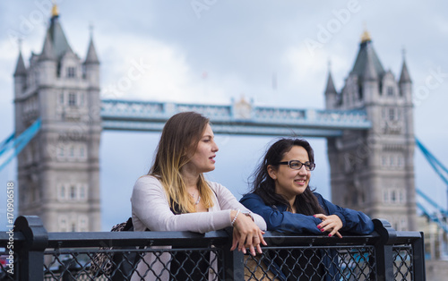 Canvas Print The Tower Bridge London with two girls on a sightseeing tour